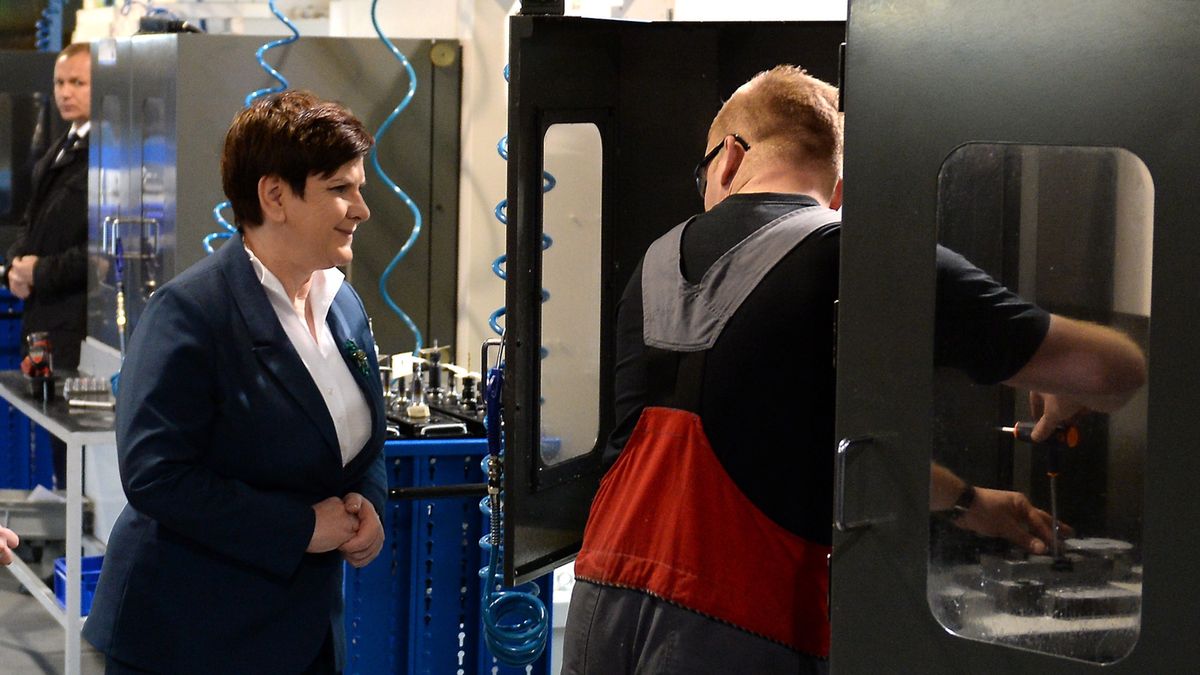 Premier Beata Szydło podczas wizyty w firmie Radmot w Woli Gutowskiej