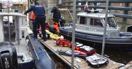 Warszawa. Mężczyzna skoczył do Wisły z mostu Poniatowskiego. Wyłowiła go policja rzeczna