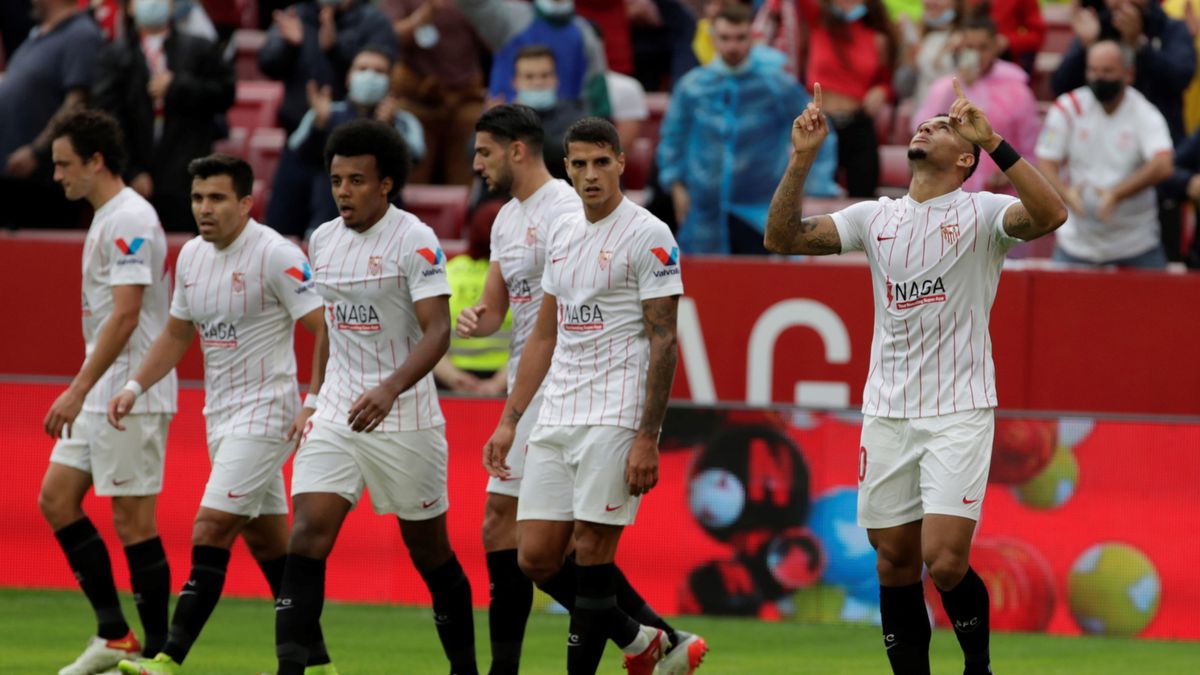 PAP/EPA / Julio Munoz / Na zdjęciu: fetujący gola piłkarze Sevilla FC