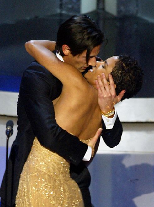 Adrien Brody zaskoczył Halle Berry pocałunkiem