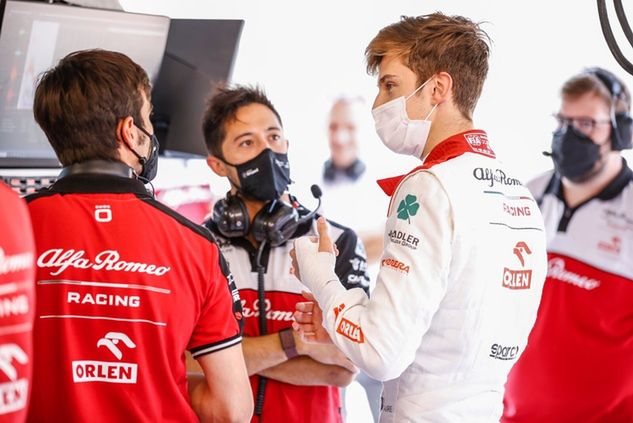 Theo Pourchaire w rozmowie z inżynierami (fot. Alfa Romeo Racing ORLEN)