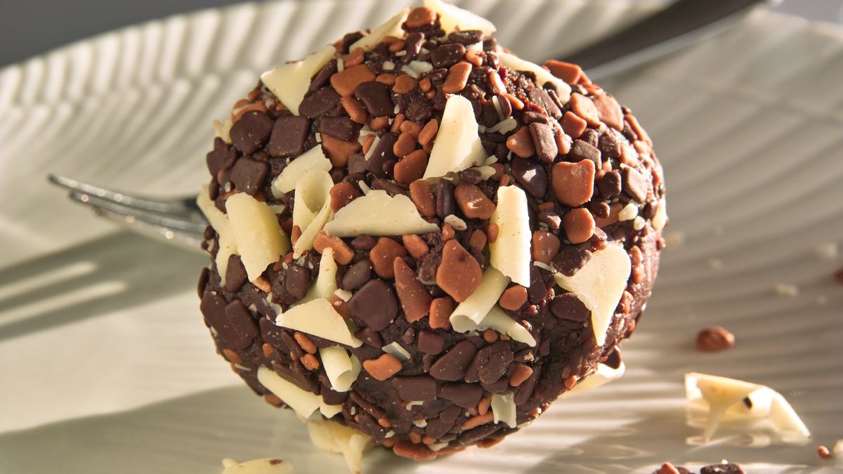 Bajaderkę można ozdobić kawałkami czekolady. 