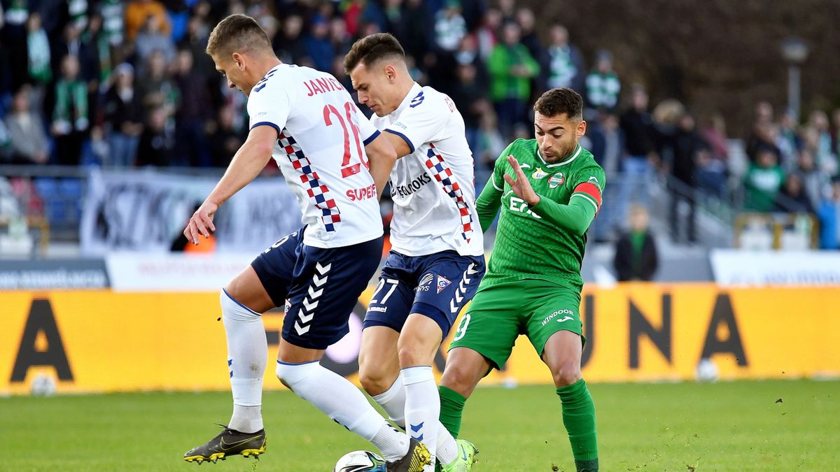 PAP / Piotr Polak / Na zdjęciu: piłkarze drużyny Radomiak Raphael Rossi (z prawej) oraz Rafał Janicki (z lewej) i Adrian Gryszkiewicz (w środku) z zespołu Górnik Zabrze