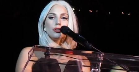 GaGa śpiewa HYMN NA PARADZIE RÓWNOŚCI!