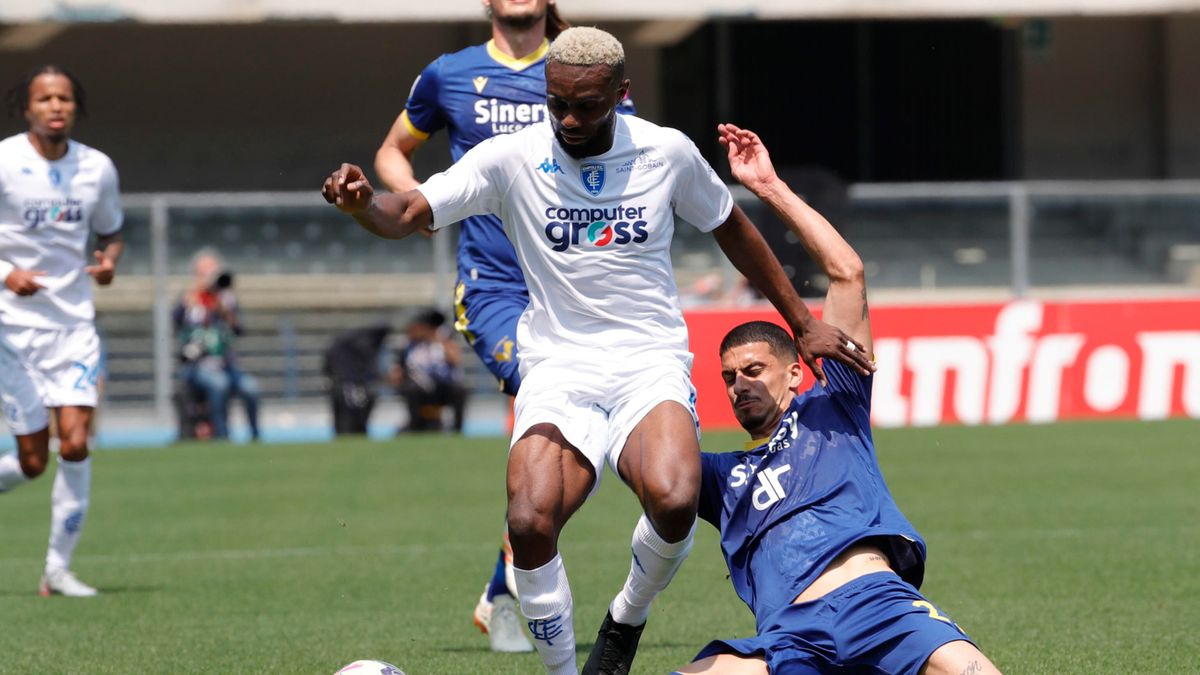 PAP/EPA / Emanuele Pennacchio / Jean-Daniel Akpa Akpro atakuje w meczu z Hellasem Werona