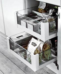 Jak urządzić wnętrza szafek kuchennych? Praktyczne pomysły