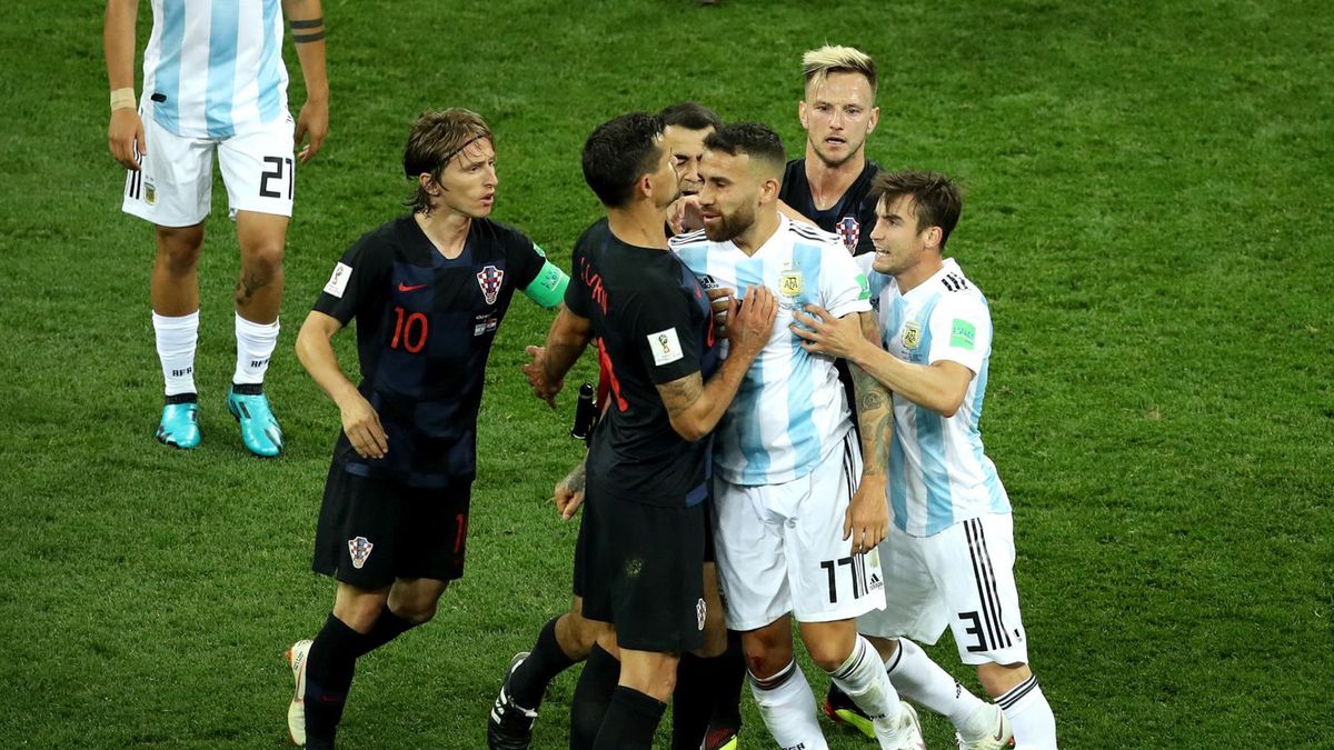 przepychanka w meczu Argentyna - Chorwacja po chamskim zagraniu Nicolasa Otamendiego