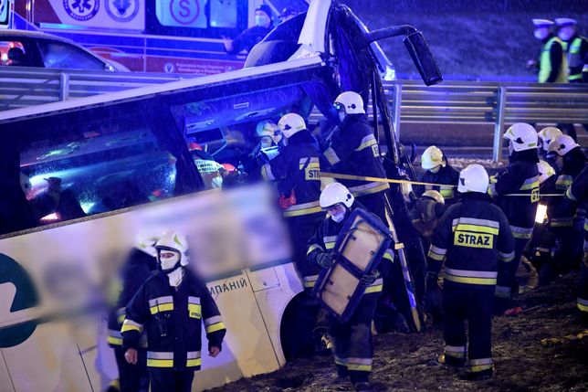 Makabryczny wypadek w Kaszycach. Autobus runął na A4