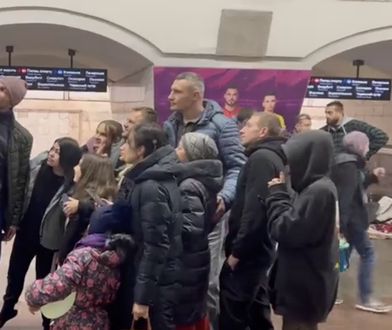 Wzruszające sceny w Kijowie. Bracia Kliczko wspierają mieszkańców w metrze
