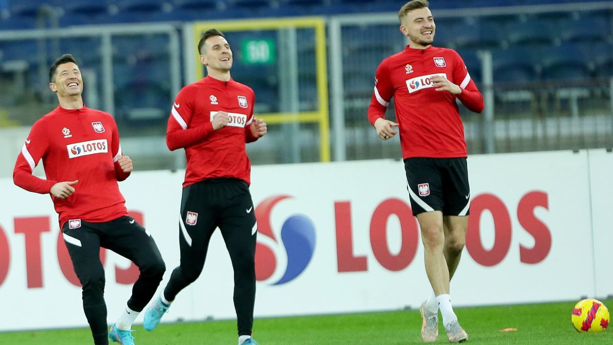 Robert Lewandowski, Arkadiusz Milik i Michał Helik podczas wtorkowego treningu na Stadionie Śląskim w Chorzowie
