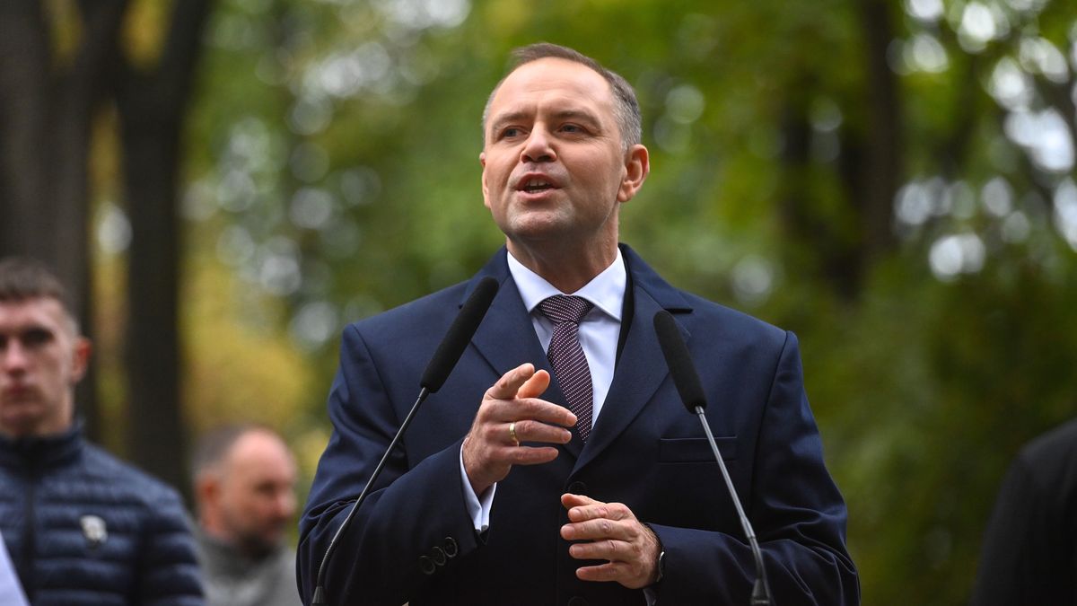 Warszawa, 29.09.2025. Prezydent RP Karol Nawrocki podczas uroczystości pogrzebowych uczestnika wojny polsko-bolszewickiej, agenta wywiadu, żołnierza Armii Krajowej, pisarza Sergiusza Piaseckiego, 29 bm. na Cmentarzu Wojskowym na Powązkach w Warszawie. To ponowny pochówek Sergiusza Piaseckiego. Doczesne szczątki pisarza spoczywały w Wielkiej Brytanii, na Borough Cemetery w Hastings. Biuro Upamiętniania Walk i Męczeństwa IPN, działając w porozumieniu z rodziną Sergiusza Piaseckiego, podjęło się ekshumacji szczątków pisarza i sprowadzenia ich do Warszawy. (mr) PAP/Piotr Nowak