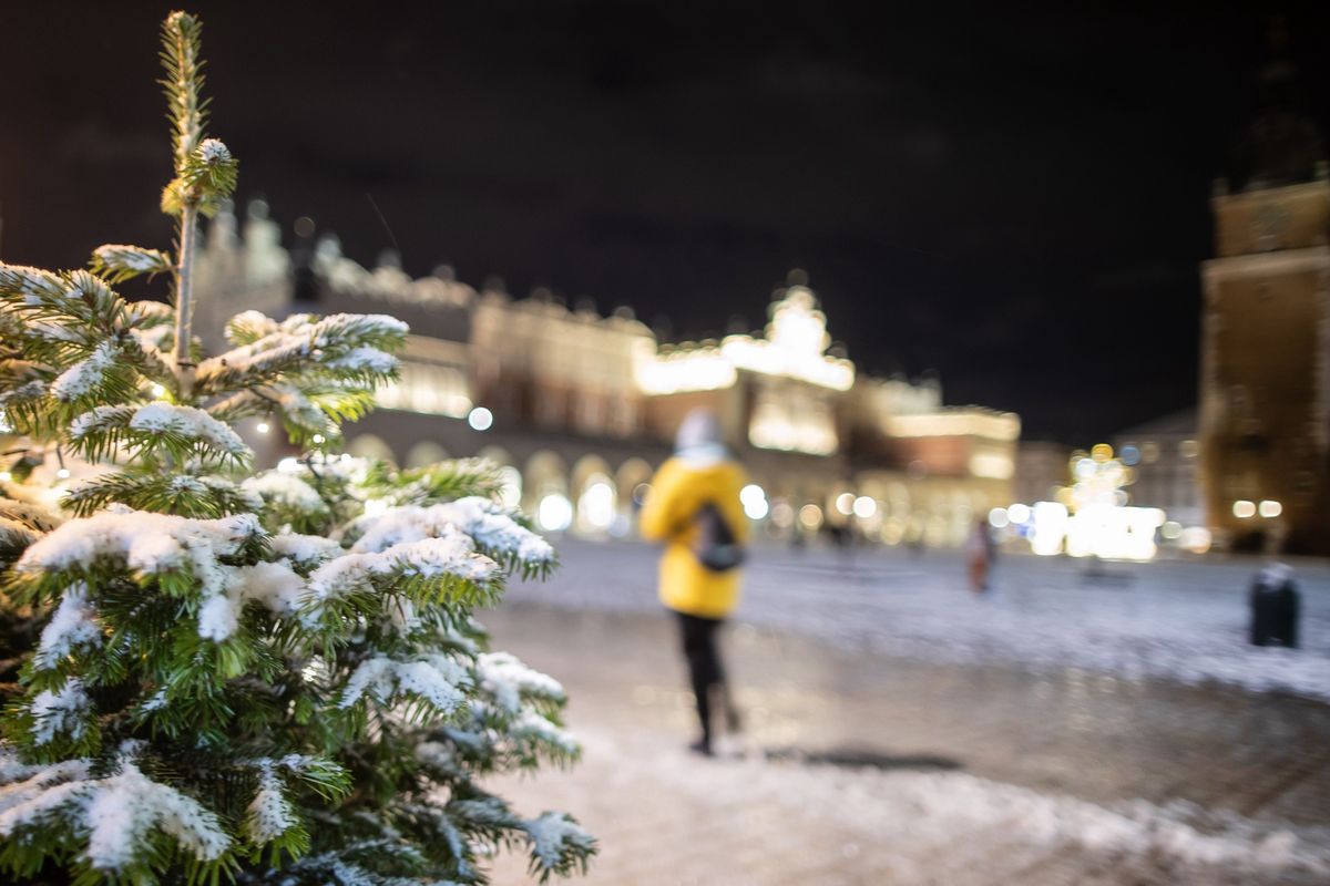 Długi weekend w Krakowie zaczął się intensywnymi opadami śniegu 
