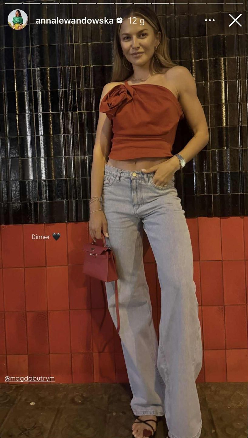 Anna Lewandowska w szerokich jeansach 