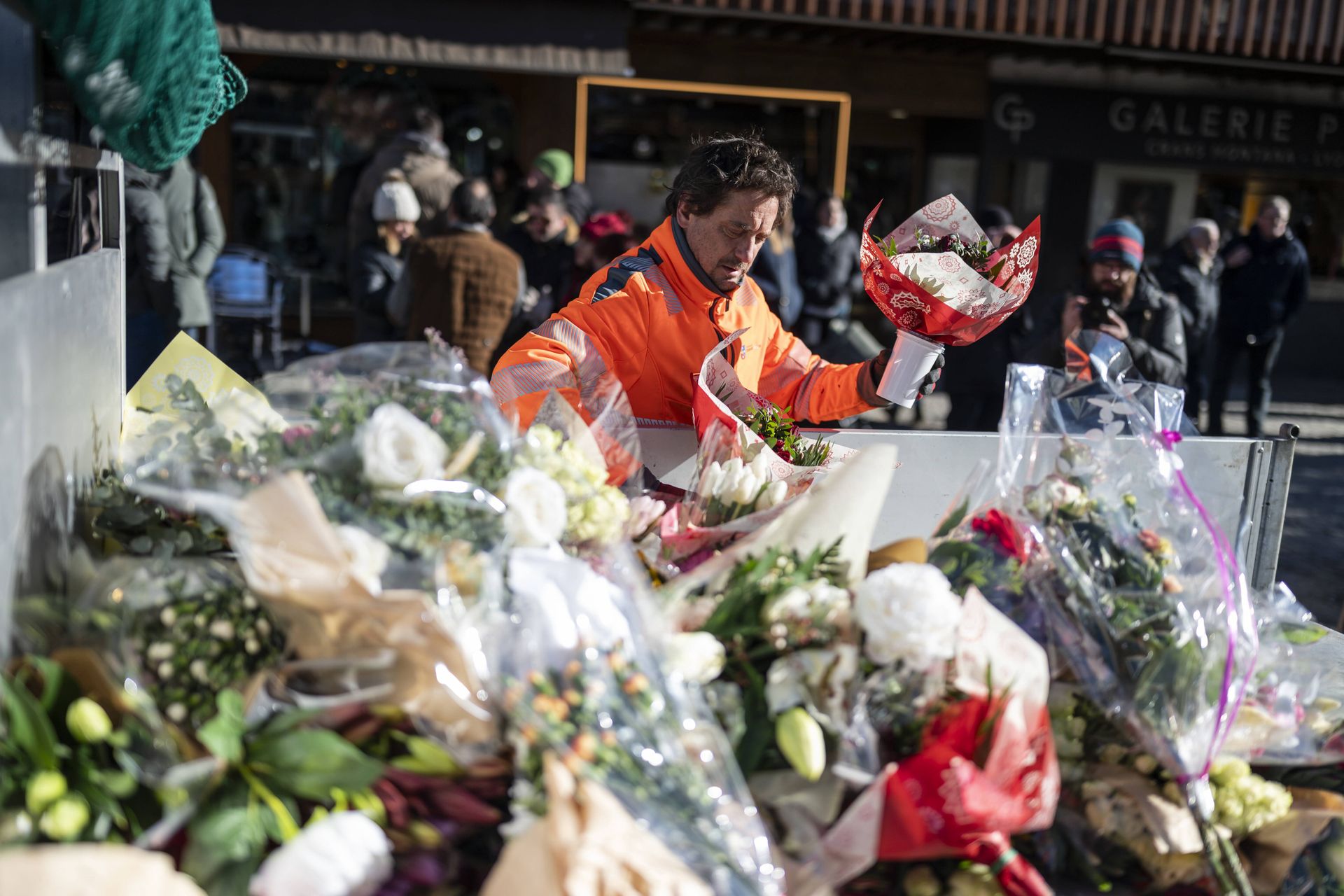 wiadomości,aktualności,WP Wiadomości Tragiczny pożar w Szwajcarii. Rodziny czekają na wieści o bliskich