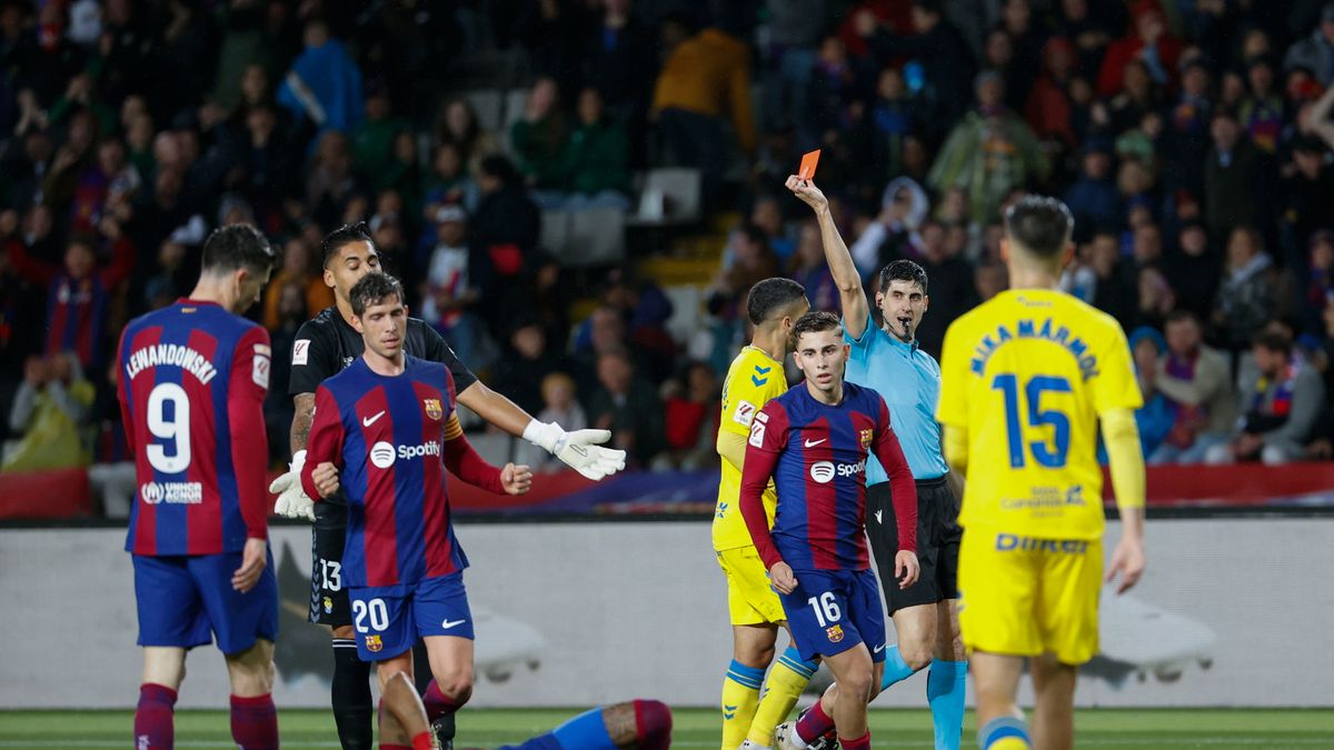 Zdjęcie okładkowe artykułu: PAP/EPA / PAP/EPA/Toni Albir / W meczu Barcelony z Las Palmas bramkarz gości w 1. połowie wyleciał z boiska