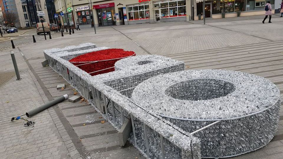 Facebook / Czas na Opole / 25-letni Miłosz T. usłyszał zarzut uszkodzenia iluminacji świetlnej w Opolu