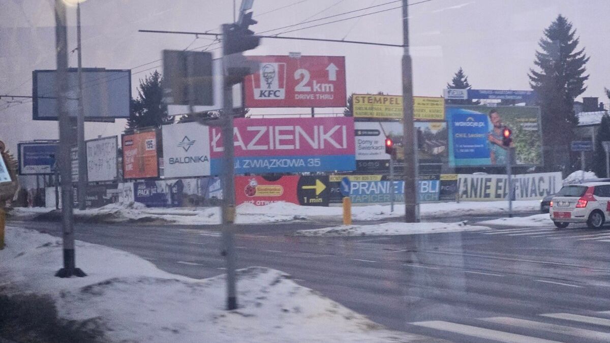 Ściana reklam przy skrzyżowaniu al. Kraśnickiej i ul. Parysa