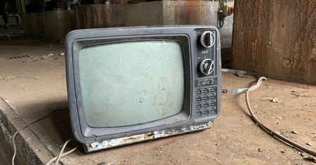 Stary telewizor gnębił wioskę przez 18 miesięcy. Odcinał mieszkańcom internet