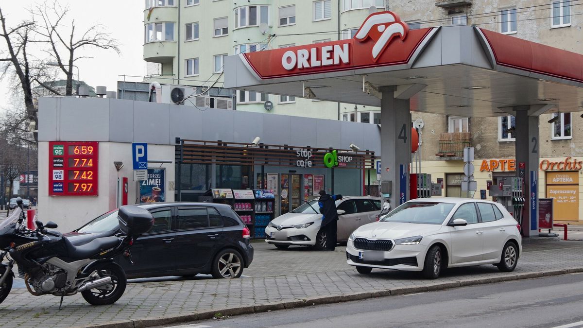 Ceny paliw w nowym roku
Fot. Zofia i Marek Bazak/East News, Warszawa, 02.01.2023. Ceny paliw na stacji benzynowej Orlen. Od 1 stycznia 2023 wrocila stawka 23% podatku VAT na paliwa.
ZOFIA BAZAK