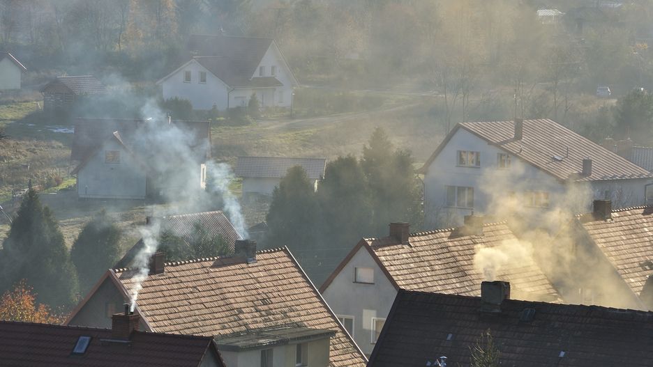 smog Polska jakość powietrza powietrze dym kominy dachy