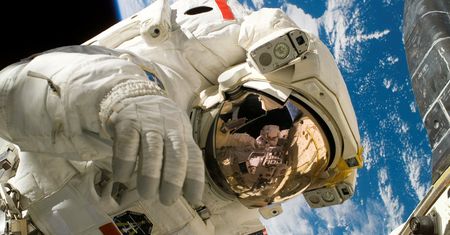 NASA testuje skafandry dla astronautów. Strzela do nich z ogromnego działa