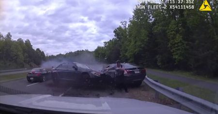 Kierowca BMW stracił panowanie nad autem. Pędził prosto na policjanta na poboczu