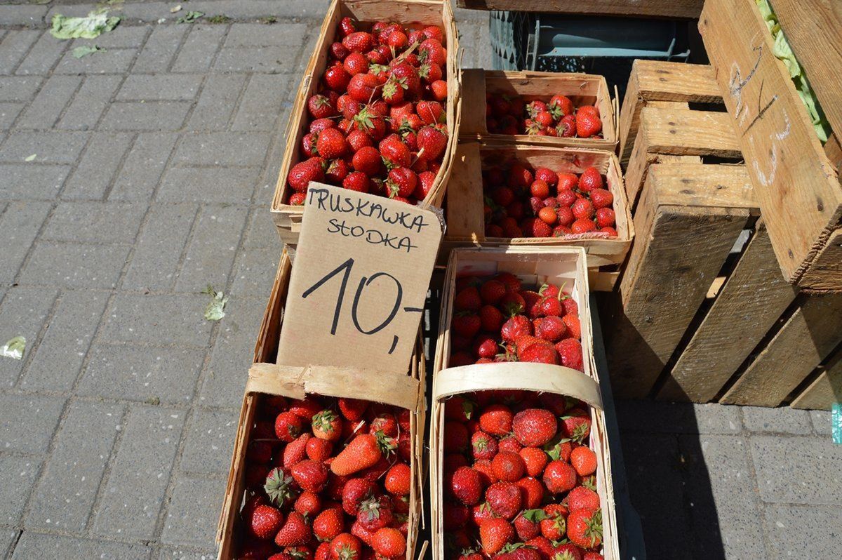 Najtańsze truskawki na targu znaleźliśmy po 10 złotych.