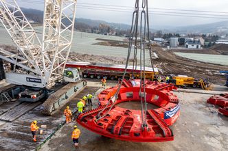 Gigakret dociera na miejsce. Wielka maszyna wydrąży tunel na trasie S19