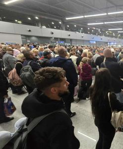 Godzinami czekali na odprawę. Tłumy na lotnisku w Polsce. Oto nagranie