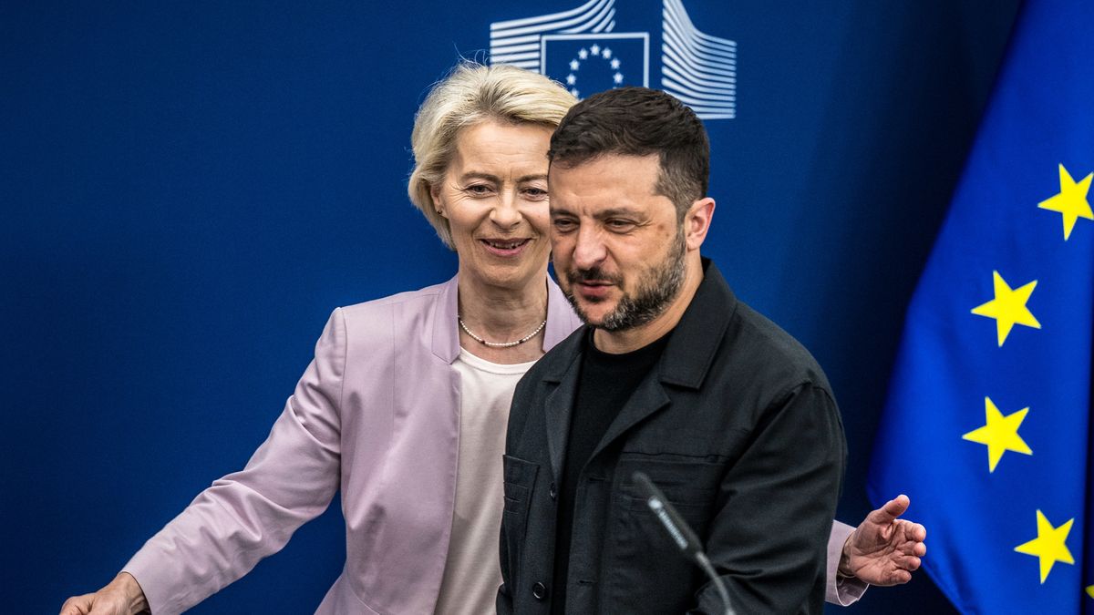 Bruksela, Belgia, 17.08.2025. Prezydent Ukrainy Wołodymyr Zełenski (L) oraz przewodnicząca KE Ursula von der Leyen (P) podczas konferencji prasowej po spotkaniu w Brukseli, 17 bm. Spotkanie odbywa się przed wizytą prezydenta Ukrainy w Waszyngtonie, gdzie ma rozmawiać z prezydentem USA Donaldem Trumpem. (jm) PAP/Wiktor Dąbkowski