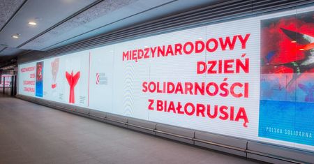 Warszawa. Akcja solidarności z Białorusią na pl. Zamkowym
