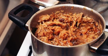 Tyle można trzymać zamrożony bigos. Później nadaje się już do wyrzucenia