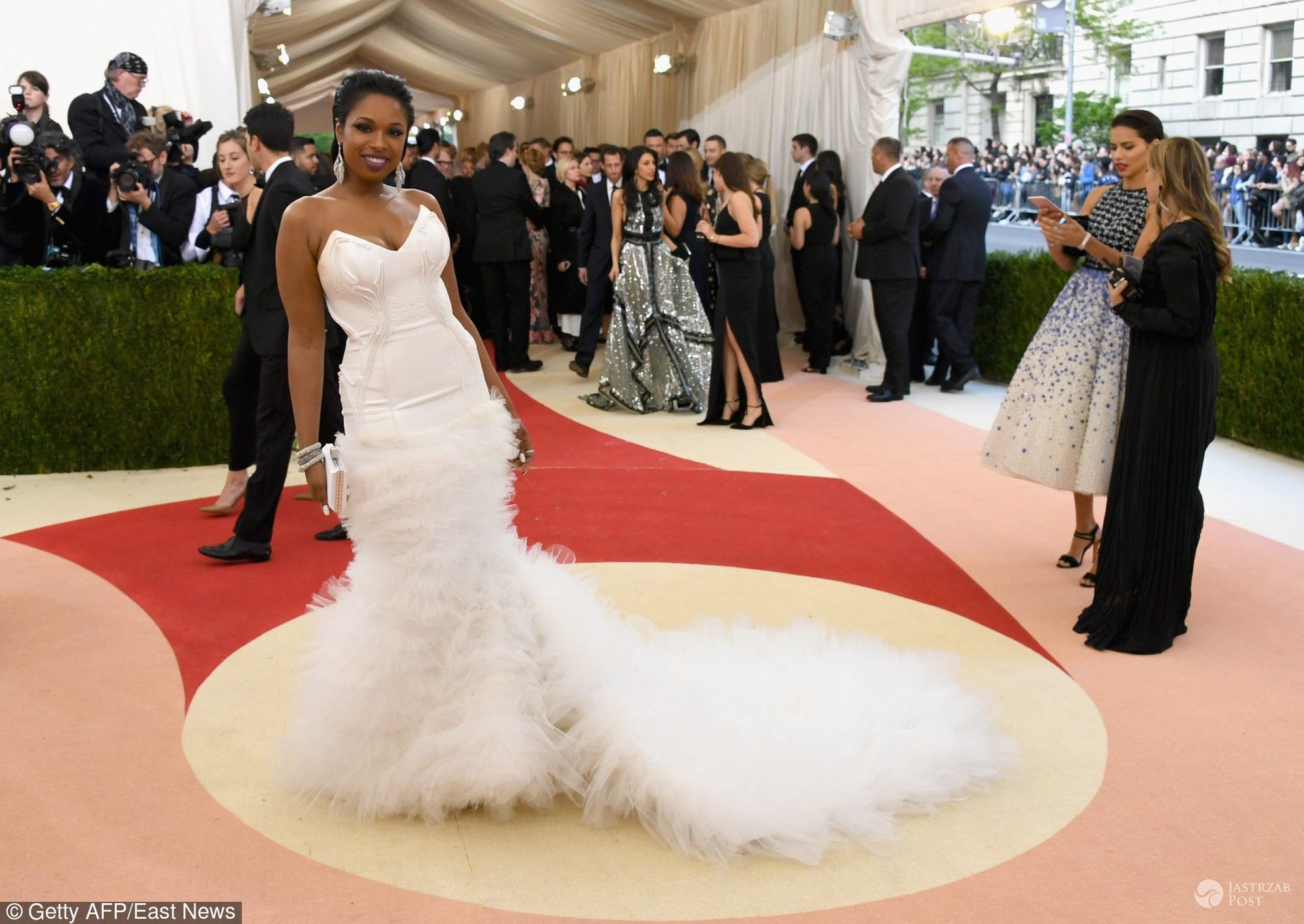 Jennifer Hudson w sukni H&M na MET Gala 2016 fot. East News