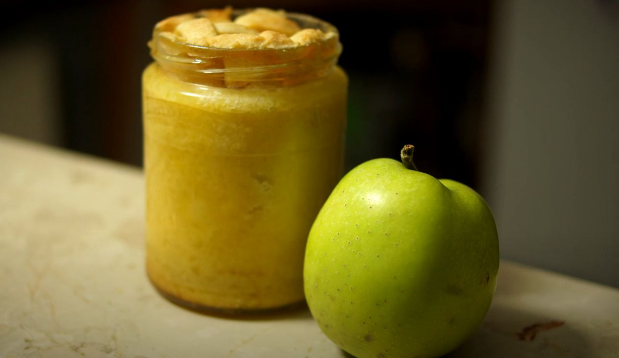 Ekspresowa szarlotka pieczona w słoiku