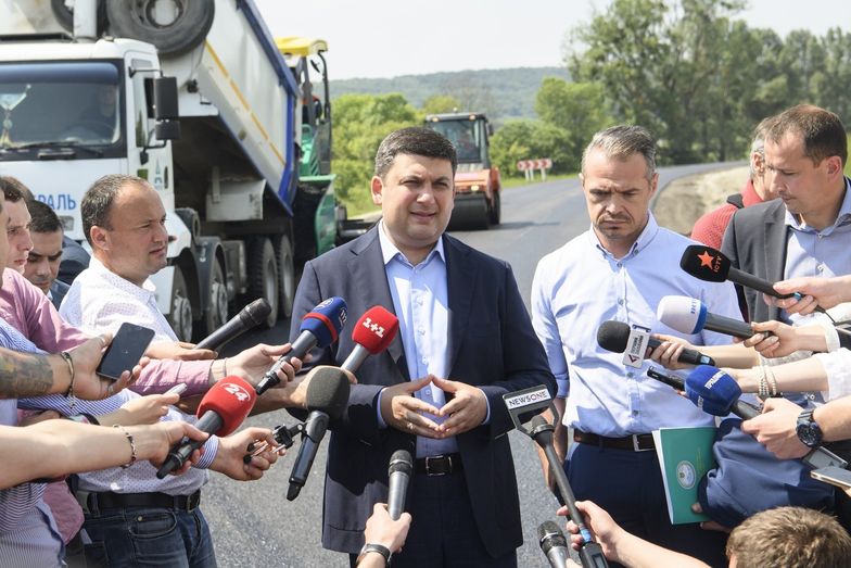 Sławomir Nowak u boku premiera Wołodymyra Hrojsmana podczas konferencji na budowie drogi na zachodzie Ukrainy