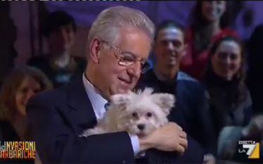 Mario Monti z piwem i szczeniakiem na rękach