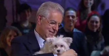 Mario Monti z piwem i szczeniakiem na rękach