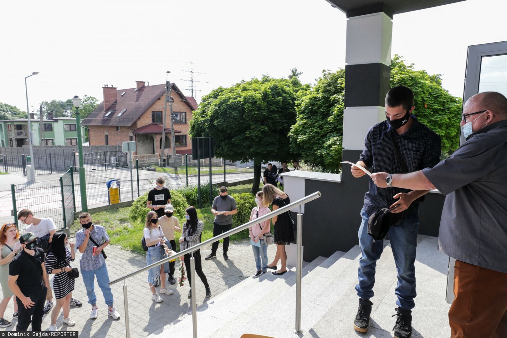 Powrót do szkół. Co z odbiorem świadectw? MEiN zabrało ...