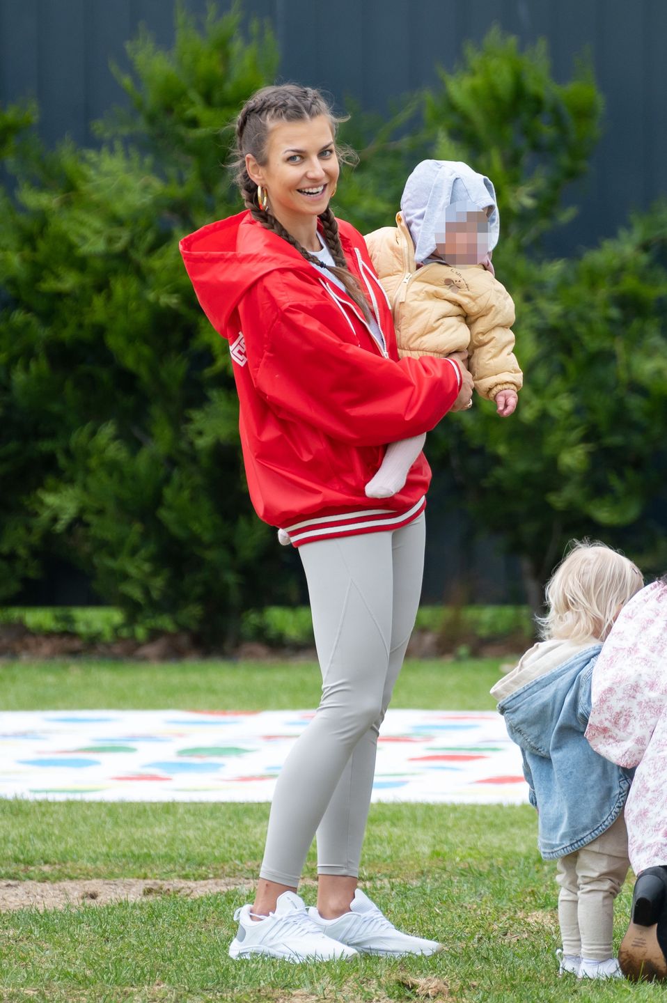 Anna Lewandowska ogląda bańki mydlane z młodszą córką Laurą