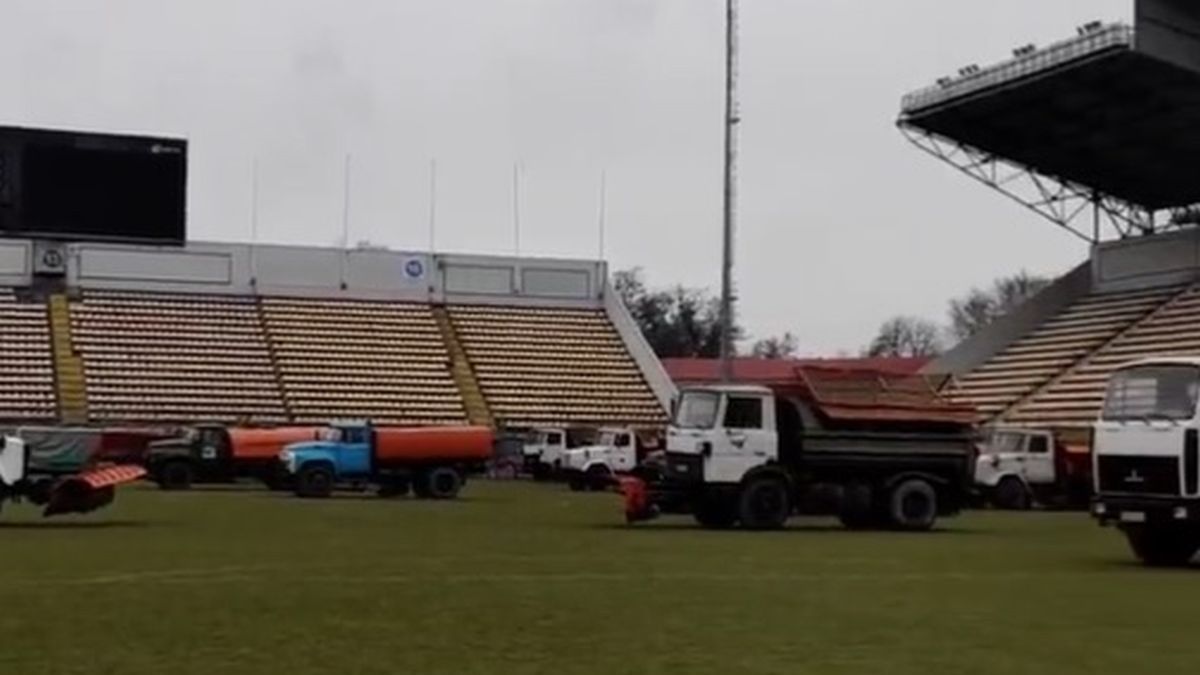 Zdjęcie okładkowe artykułu: Twitter / BuckarooBanzai / Na zdjęciu: ciężarówki na stadionie w Zaporożu