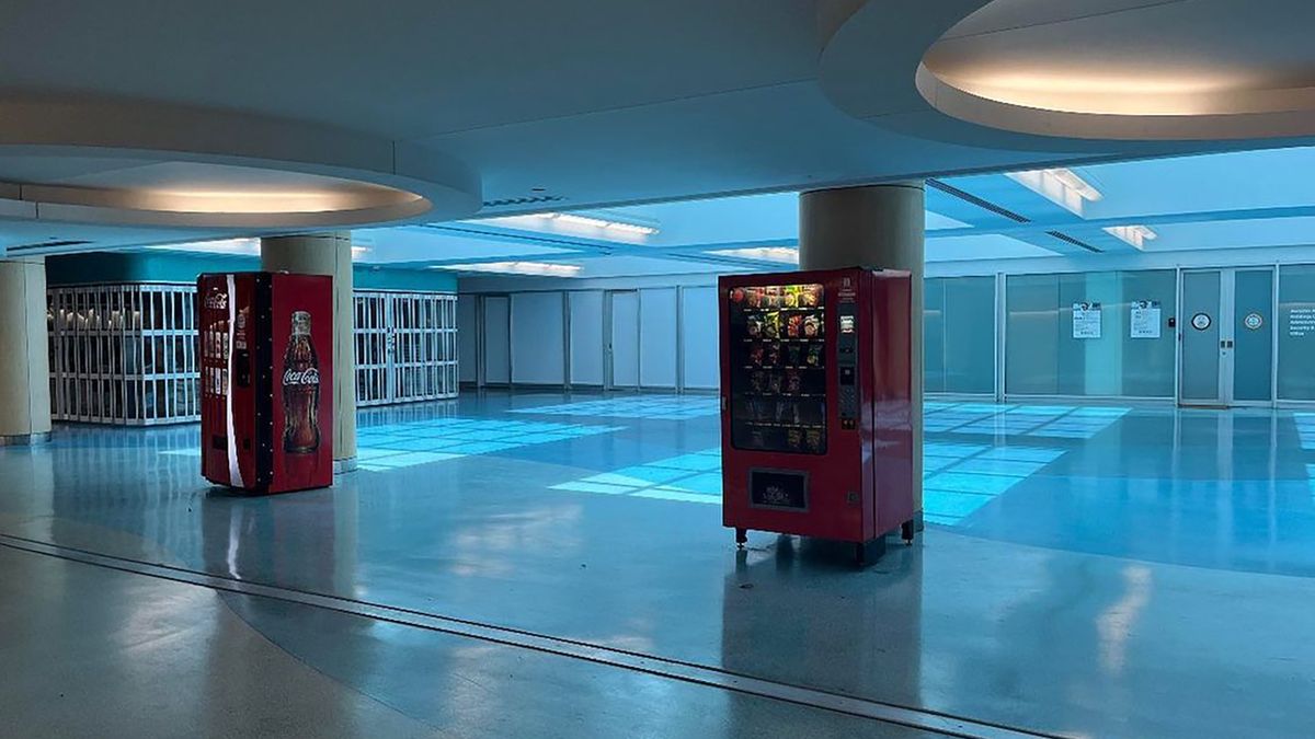 Na pierwszy rzut oka wszystko wydaje się normalne. Po chwili jednak wyidealizowana przestrzeń napawa niepokojem. Wszystko jest jakby zbyt ułożone i dokładne.