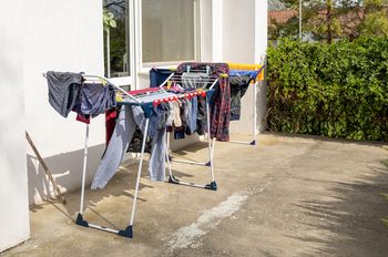 To dlatego pranie zaczyna pachnieć stęchlizną. Błąd wielu Polaków