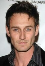 Josh Stewart z Batmanem