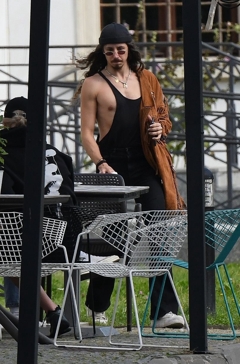 Michał Szpak w letniej stylizacji przechadza się ulicami Warszawy
