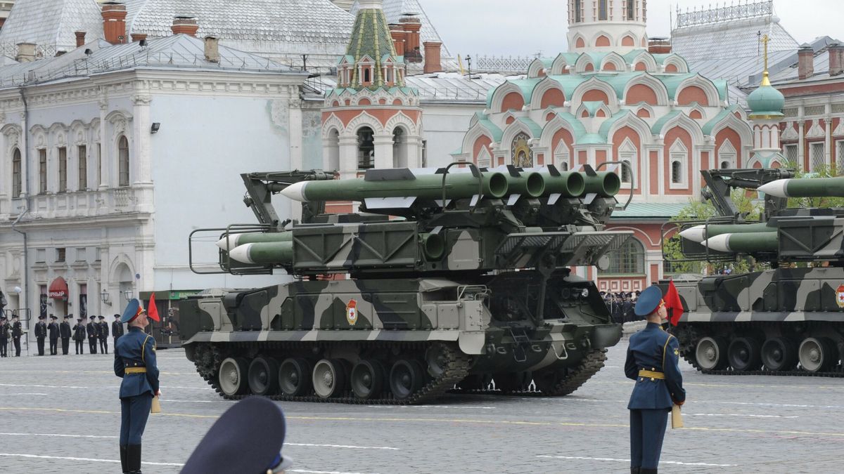 East News archiwum1
Ph: Wojtek Laski/East News
Moskwa
09/05/2010
Defilada wojskowa z okazji 65. rocznicy zwyciestwa nad hitlerowskimi Niemcami w dniu 09/05/2010 na Placu Czerwonym w Moskwie, Federacja Rosyjska. W defiladzie wzielo w niej udzial 10 500 zolnierzy z Rosji i prawie 1000 z 13 innych krajow, w tym z Polski. Przez Plac Czerwony przejechalo 161 transporterow, wozow bojowych, czolgow, dzial samobieznych i wyrzutni rakietowych. Nad glowami uczestnikow na wysokosci 300 metrow przeleci 127 smiglowcow bojowych i samolotow. 
N/z: system kierowanych rakiet ziemia?powietrze, samobiezne wyrzutnie rakietowe Buk.
WOJTEK LASKI