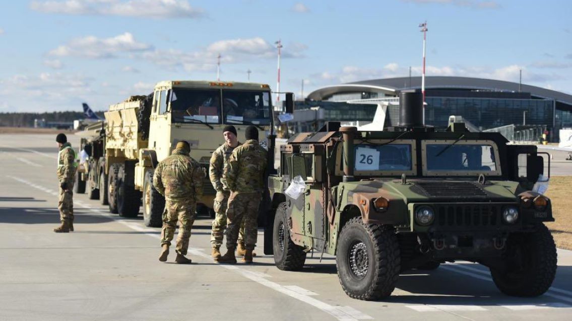 MON pokazało zdjęcia amerykańskich żołnierzy, którzy w sobotę przylecieli do Polski 