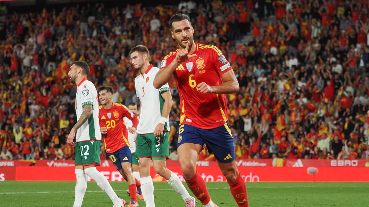 PAP/EPA / R. Garcia / Na zdjęciu: Mikel Merino cieszy się z gola dla reprezentacji Hiszpanii