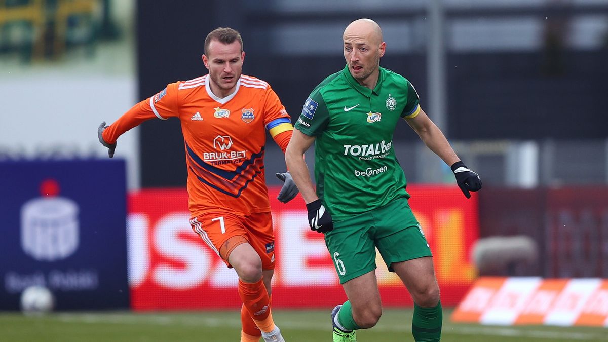 PAP / Łukasz Gągulski / Na zdjęciu: zawodnik Bruk-Bet Termaliki Nieciecza Roman Gergel (z lewej) i Łukasz Trałka (z prawej) z Warty Poznań