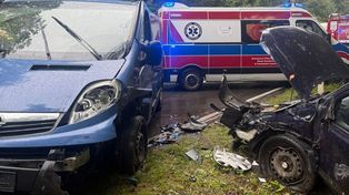 Podhucie: Młody kierowca wyprzedzał na podwójnej ciągłej, doprowadził do zderzenia czołowego z osobówką