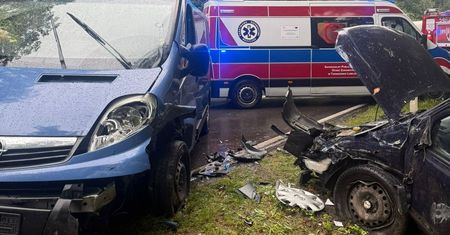 Podhucie: Młody kierowca wyprzedzał na podwójnej ciągłej, doprowadził do zderzenia czołowego z osobówką